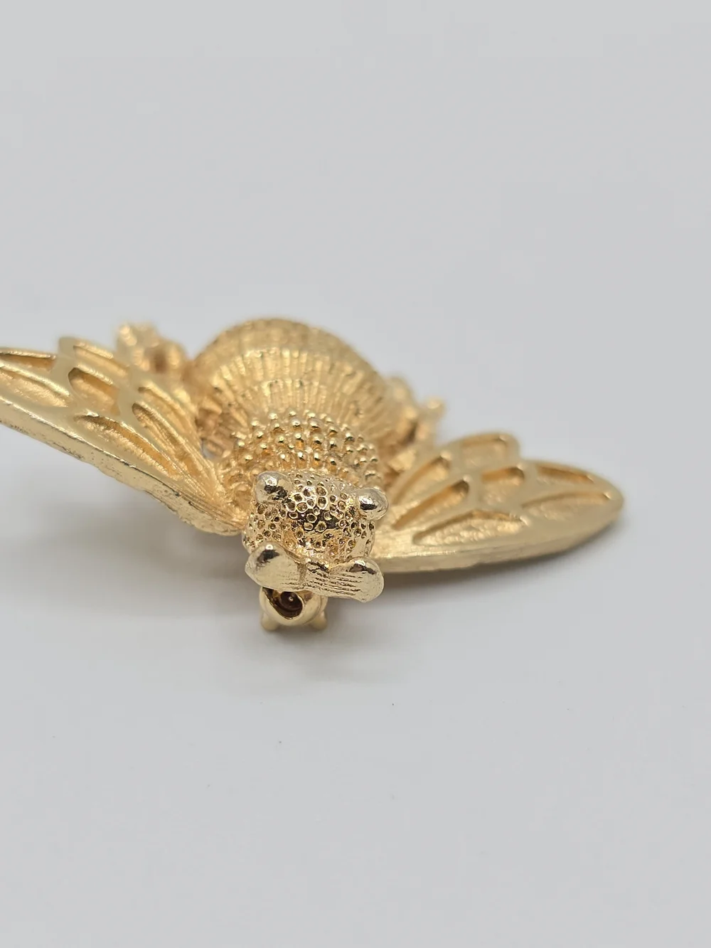 Vintage Bee Brooch Avon Gold Tone Textured Insect Pin 1.25